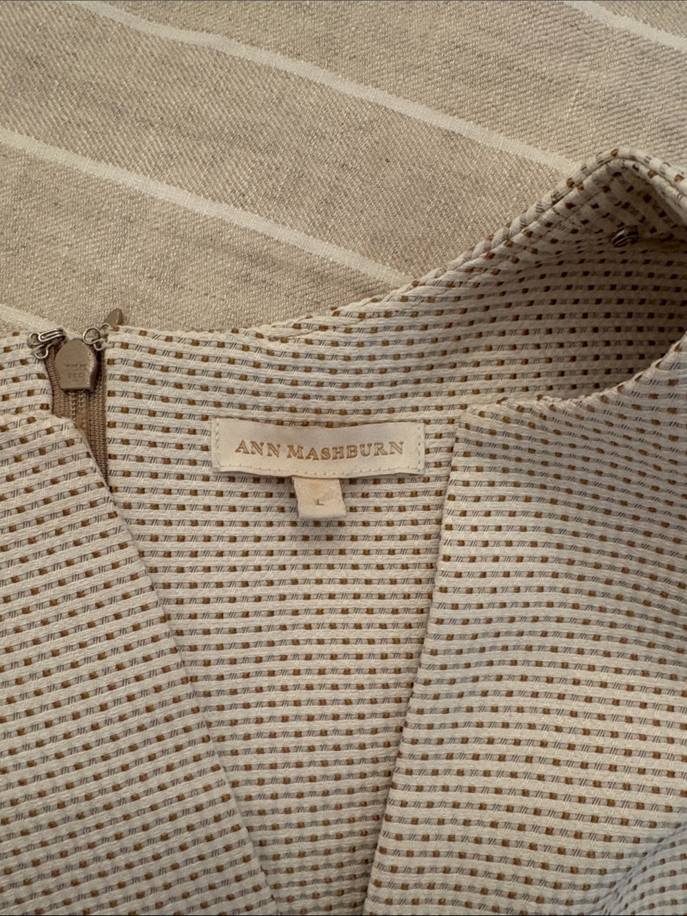 ANN MASHBURN White and Tan Textured Sleeveless V-Notch Top - Picture 6 of 8